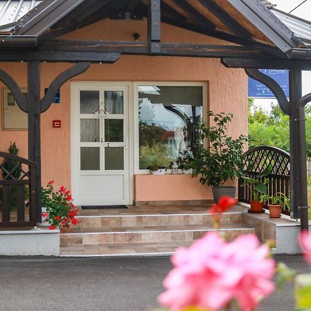 Guest House Studio Apartman Marina - With Jacuzzi, Free Parking, Pet Friendly Карловац Екстериор снимка