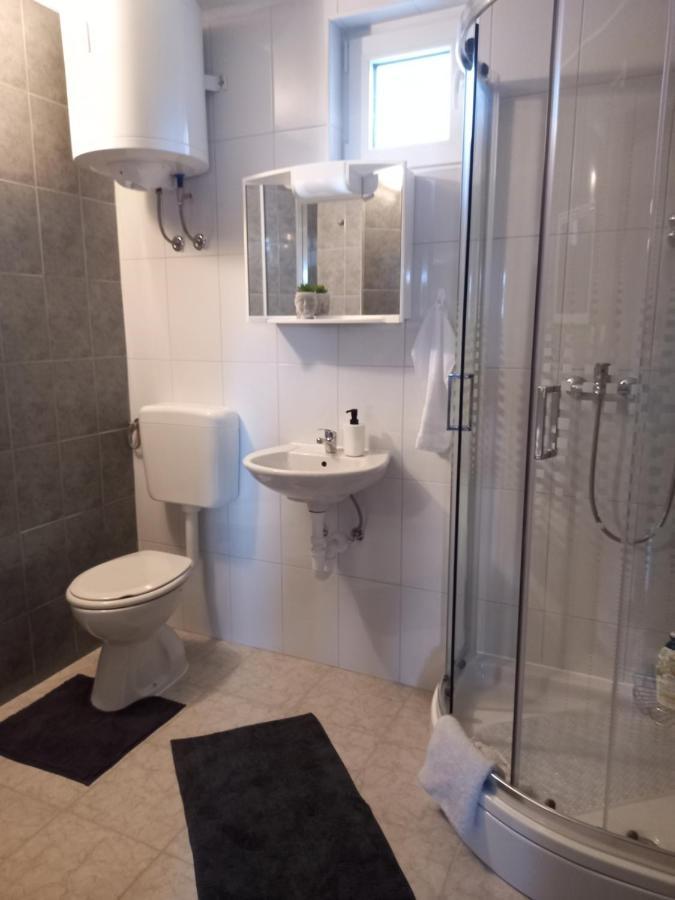 Guest House Studio Apartman Marina - With Jacuzzi, Free Parking, Pet Friendly Карловац Екстериор снимка
