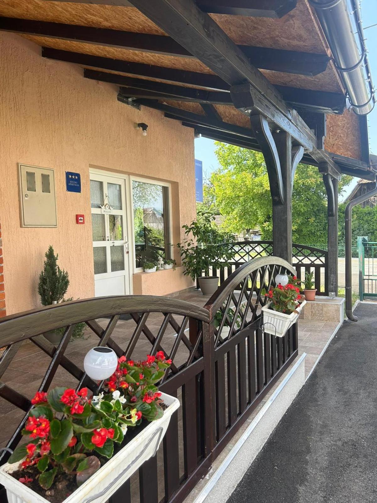 Guest House Studio Apartman Marina - With Jacuzzi, Free Parking, Pet Friendly Карловац Екстериор снимка