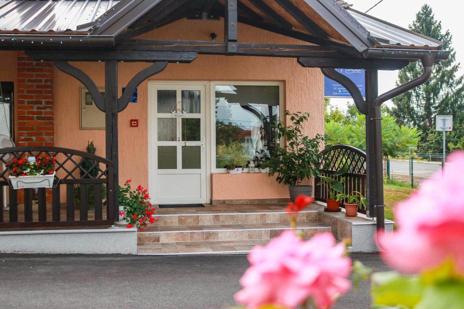 Guest House Studio Apartman Marina - With Jacuzzi, Free Parking, Pet Friendly Карловац Екстериор снимка
