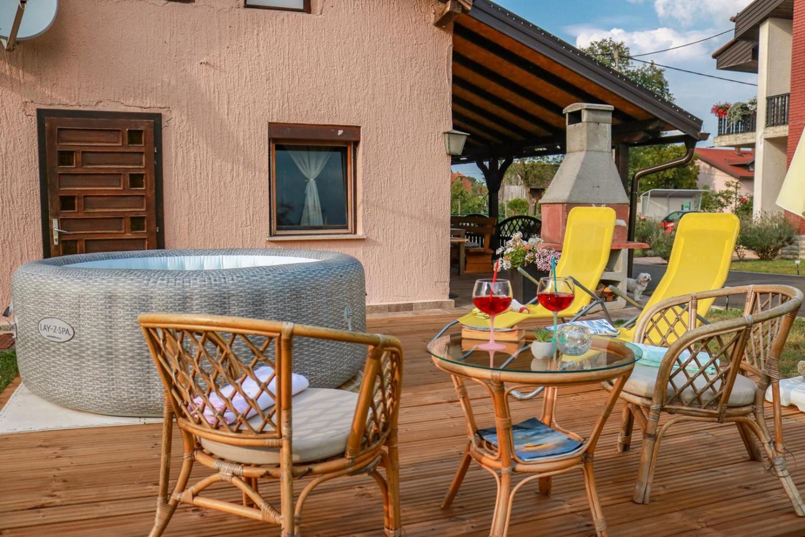 Guest House Studio Apartman Marina - With Jacuzzi, Free Parking, Pet Friendly Карловац Екстериор снимка